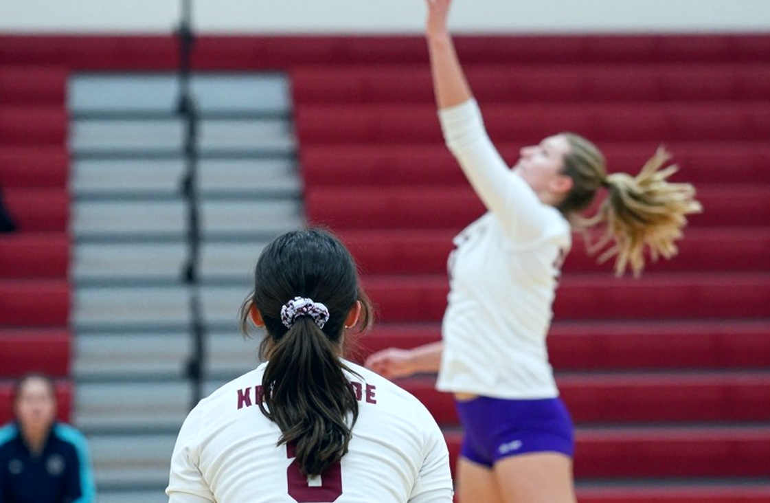 Nebraska quét Creighton 3-0 và lập kỷ lục khán giả 15.405: Khi giao bóng quyết định, còn con số nằm trên khán đài