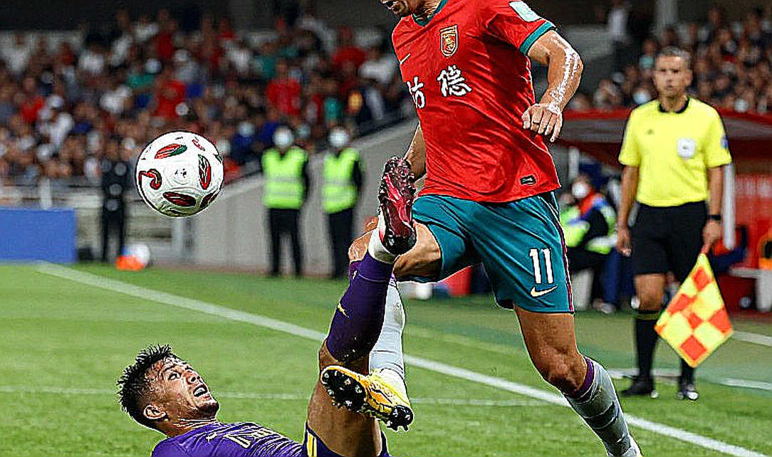 42 câu hỏi của UEFA và giới hạn quyền lực của Infantino