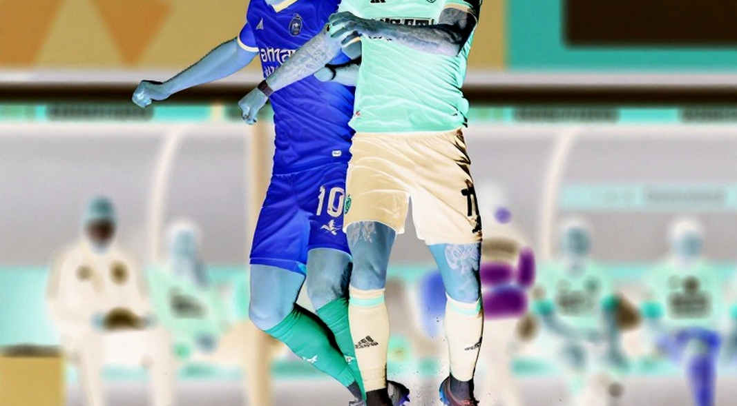 Zinchenko tập lại ở De Toekomst: bản hợp đồng 1,5 triệu euro, hai lần ra sân và chiếc đồng hồ Bosman đang chạy
