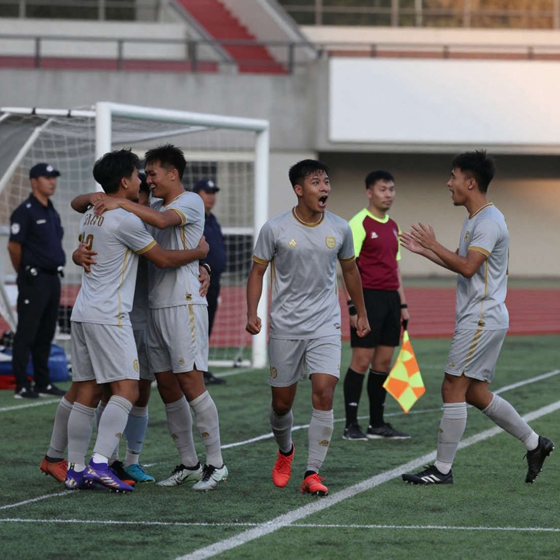 Thế hệ vàng Việt Nam bị kẹt ở đỉnh: V.League không có chợ để bán tài năng